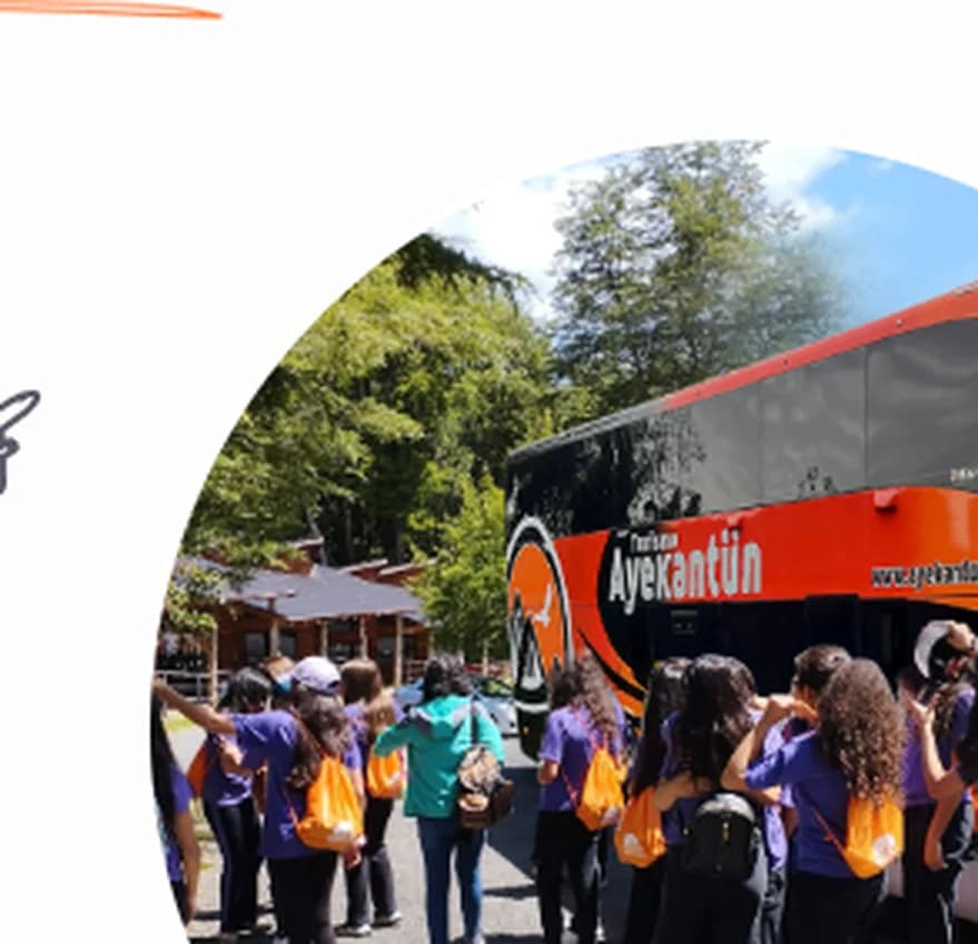 Bus de Ayekantün recibiendo a un grupo antes de partir