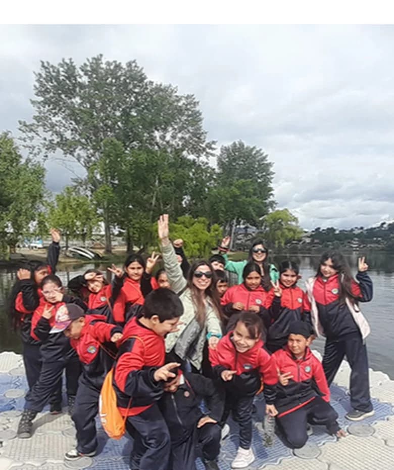 Estudiantes celebrando a orillas de una laguna
